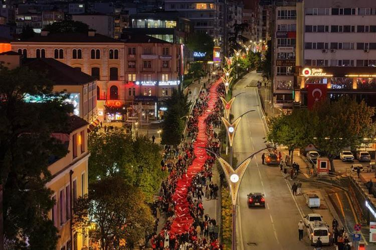 1919 Metrelik Bayrakla Yürüdüler! 19 Mayıs Coşkusu Türkiye'yi Sardı!
