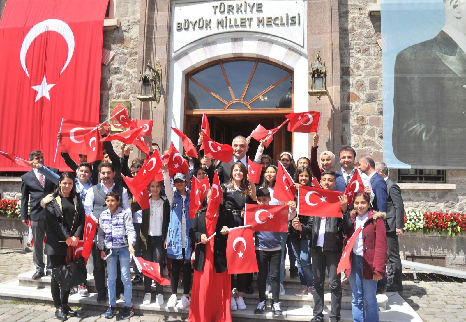 23 Nisan'da Sinemaya Koşun! Bilet Fiyatları Dudak Uçuklatacak Ama Çocuklar Çok Sevinecek!