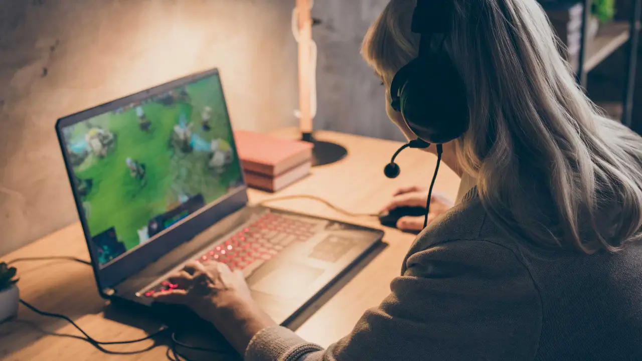 91 Yaşındaki Gamer Efsane Yazdı! Polis Baskınına Rağmen Oyuna Devam Etti: Gerçek Bir Hardcore Oyuncu!