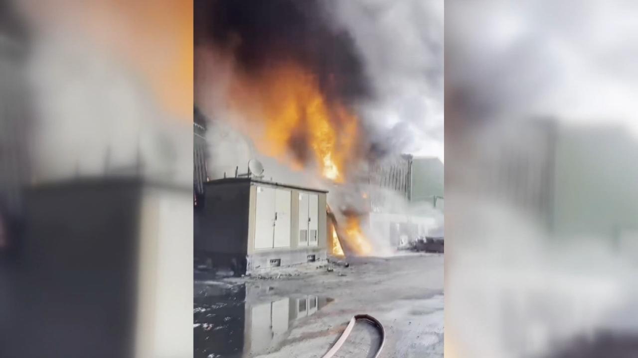 Adana Alevlere Teslim! Geri Dönüşüm Fabrikasında Korkunç Yangın: Çevre Felaketi mi Kapıda?