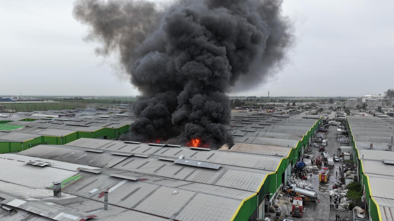 Adana'da Geri Dönüşüm Cehennemi! Alevler Yükseliyor, Şehir Alarmda!