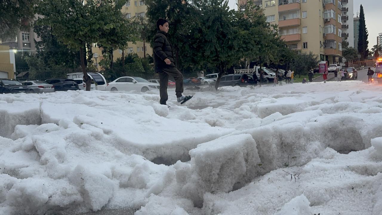 Adana'da Gökyüzü Delindi! Şiddetli Yağış Şehri Felç Etti!