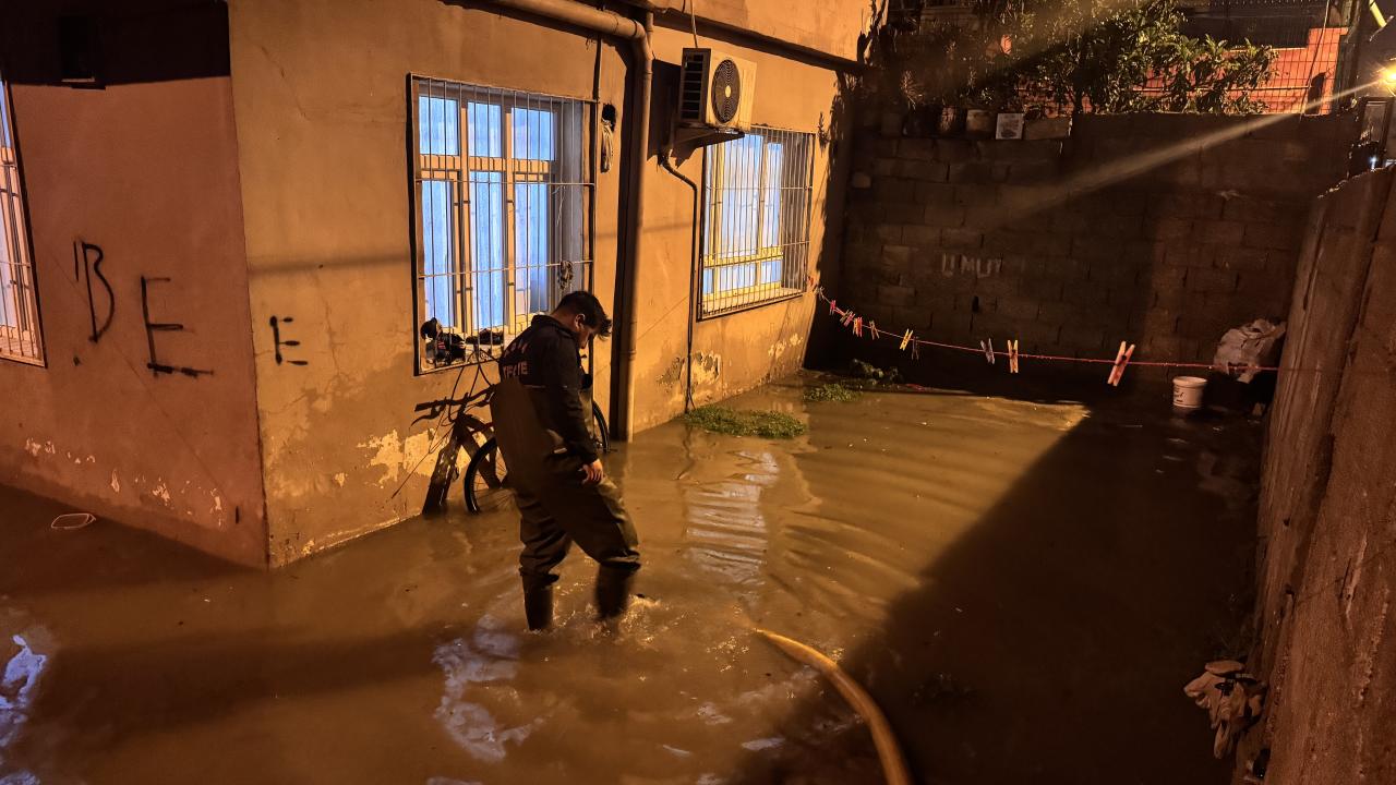 Adana'da Kabus Gecesi! Şiddetli Yağmur Şehri Felç Etti