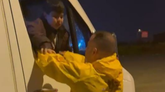 Adana'da Korku Dolu Anlar! Şiddetli Yağmur Minibüsü Esir Aldı, Çocuklar Mahsur Kaldı!