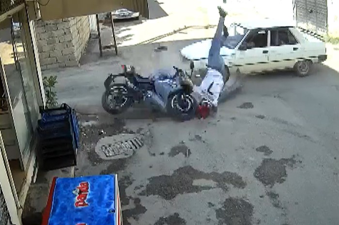 Adıyaman'da motosiklet kazası: Çarpışmanın şiddeti kameraya yansıdı
