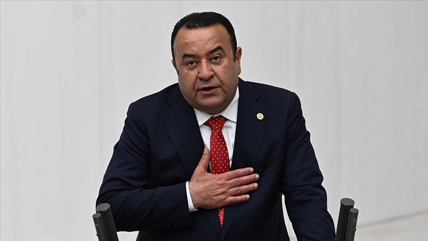 Adnan Beker CHP'den İstifa Etti: Siyasi Süreçte Yeni Gelişme