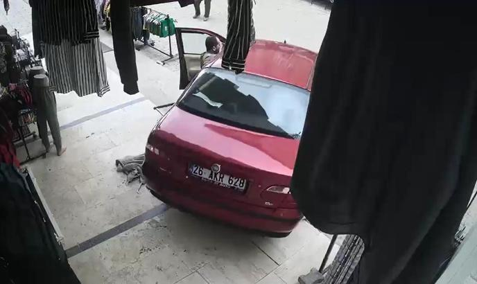 Afyon'da Akılalmaz Kaza Anı! El Freni Unutulan Araç, Mağazayı Yerle Bir Etmekten Son Anda Kurtuldu!