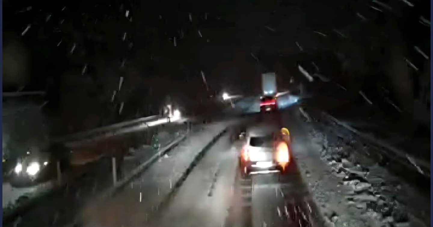 Afyon'da Beyaz Esaret: Kar Yağışı Hayatı Felç Etti, TIR'lar Yollarda Mahsur Kaldı!