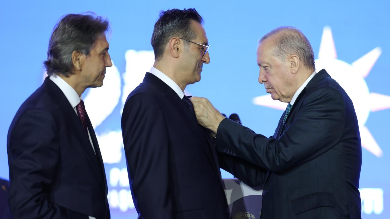 AK Parti'de Büyüme: 3 Milletvekili ve 7 Belediye Başkanı Rozetlerini Taktı