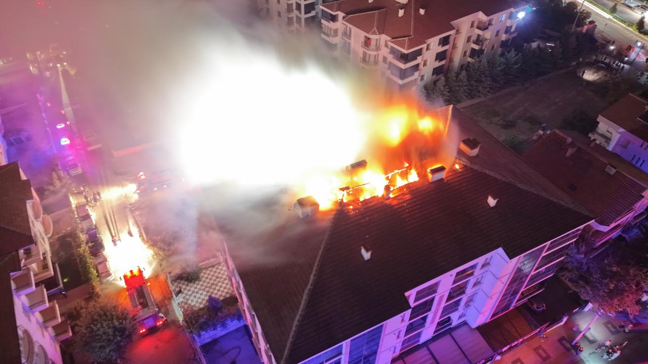 Aksaray'da Apartman Yangını: Çatı Katı Kullanılamaz Hale Geldi