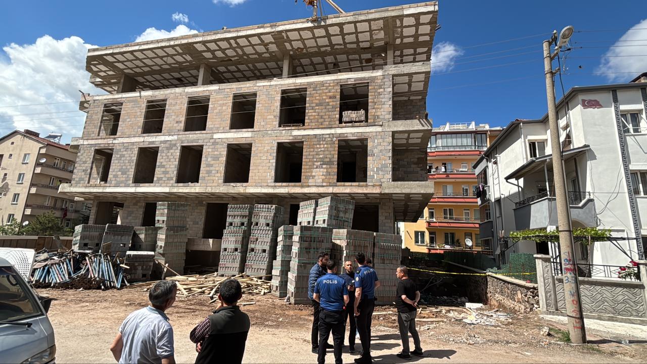 Aksaray'da Korkunç Kaza! İnşaattan Düşen İşçi Hayatını Kaybetti: Ailesi Yasa Boğuldu
