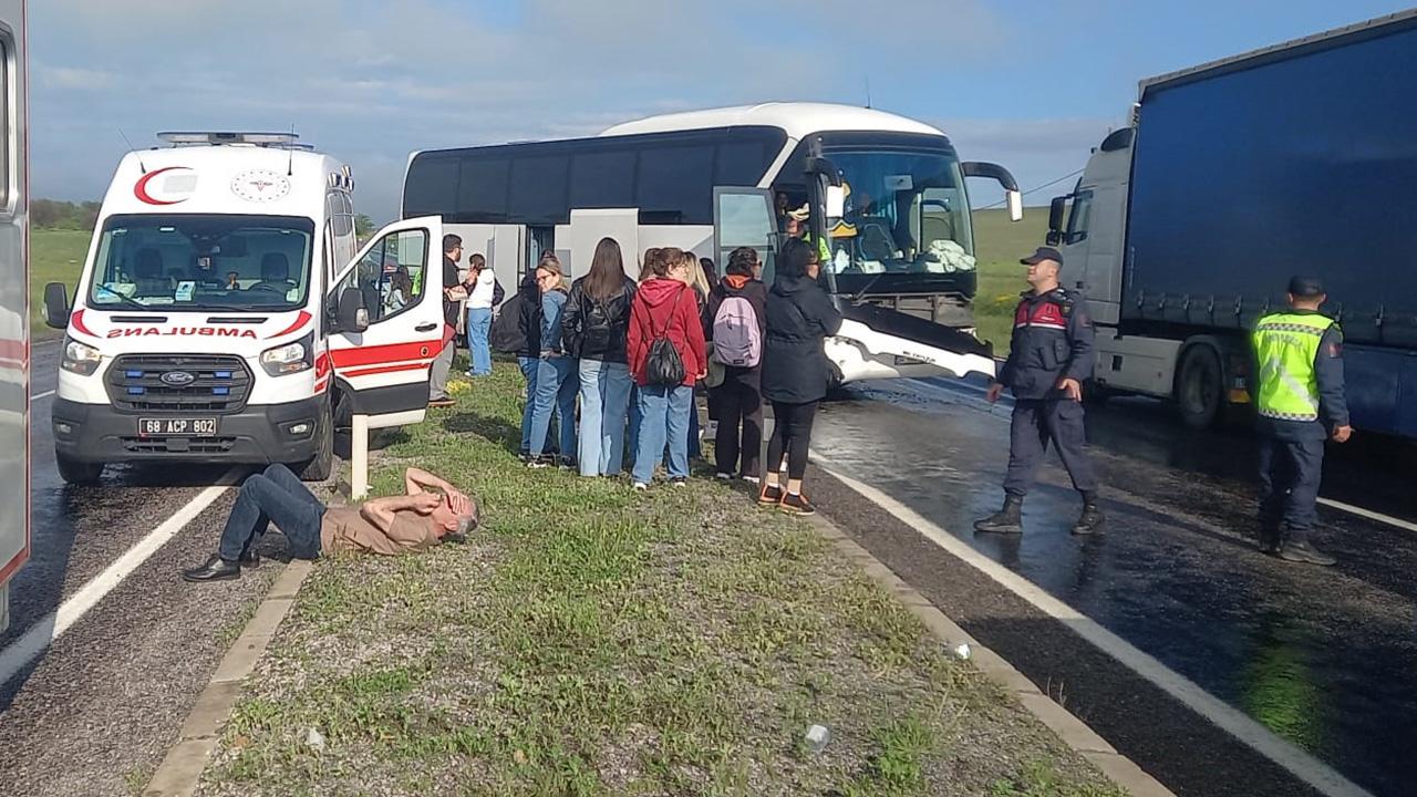 Aksaray'da Korkunç Kaza! Tur Otobüsü Refüje Çarptı, Yaralılar Var!