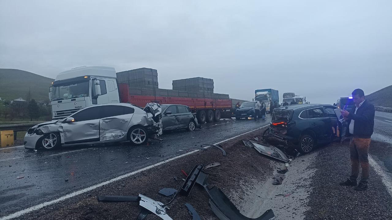 Aksaray'da Otobüs Faciası! Kontrolden Çıkan Otobüs 10 Aracı Biçti!