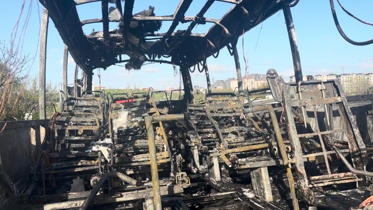Alevler İçinde Kalan Otobüs, Demir Yığınına Döndü! İstanbul'da Korku Dolu Anlar!
