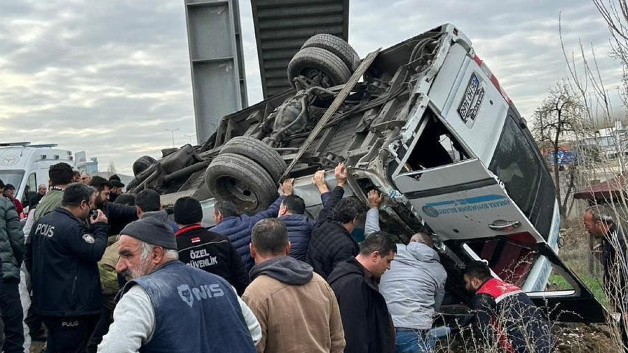 Ankara'da Kan Donduran Kaza: Minibüs Üst Geçide Çarptı, Ortamı Savaş Alanına Döndü!