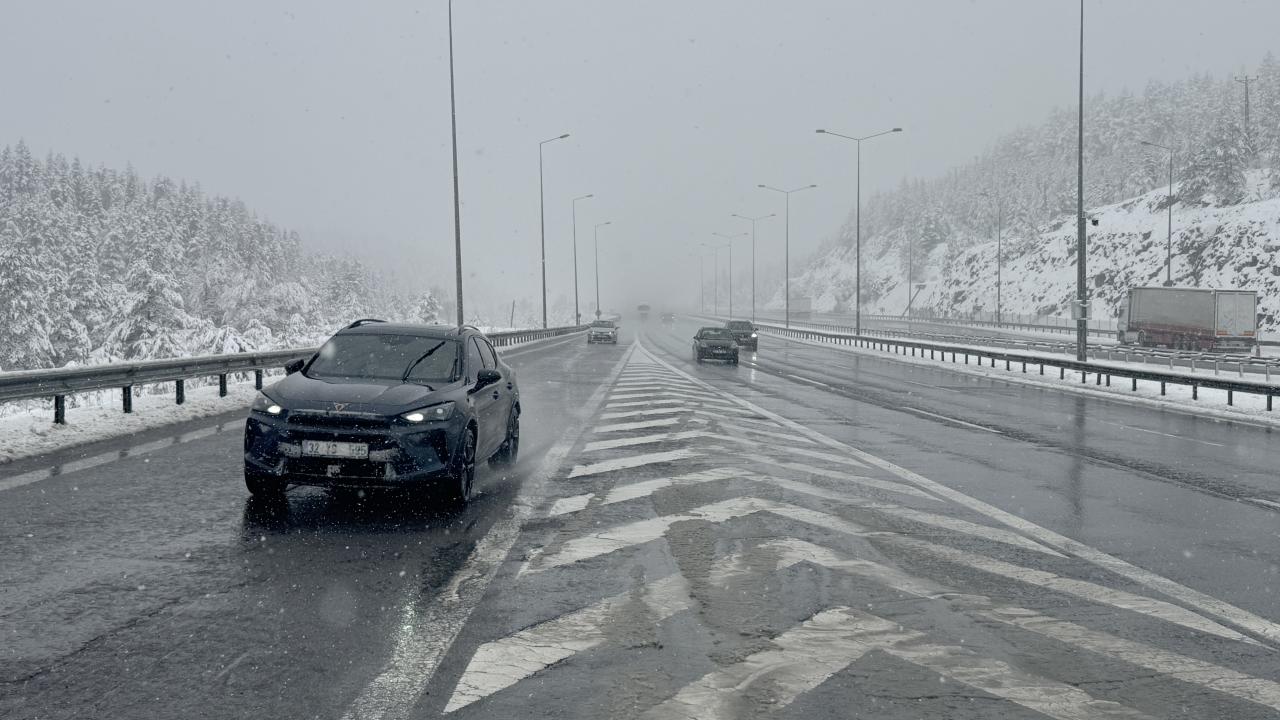 Ankara'da Kar Sürprizi: Sürücüler Dikkat! Otoyolda Trafik Alarmı!