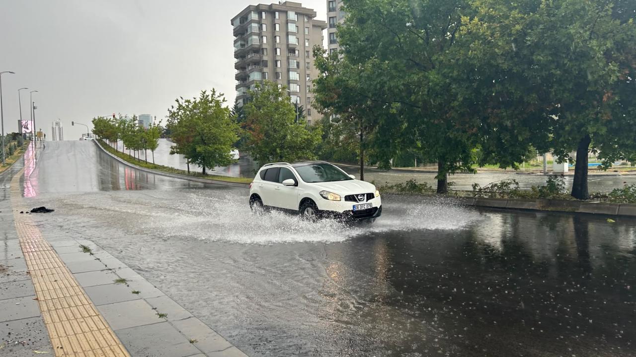 Ankara'da Sağanak Yağış Günlük Yaşamı Etkiledi