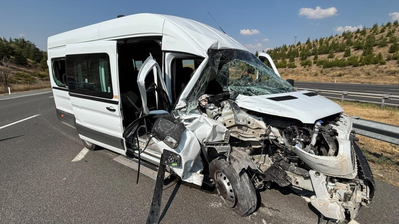 Ankara'da Servis Minibüsü Kazası: 7 Kişi Yaralandı