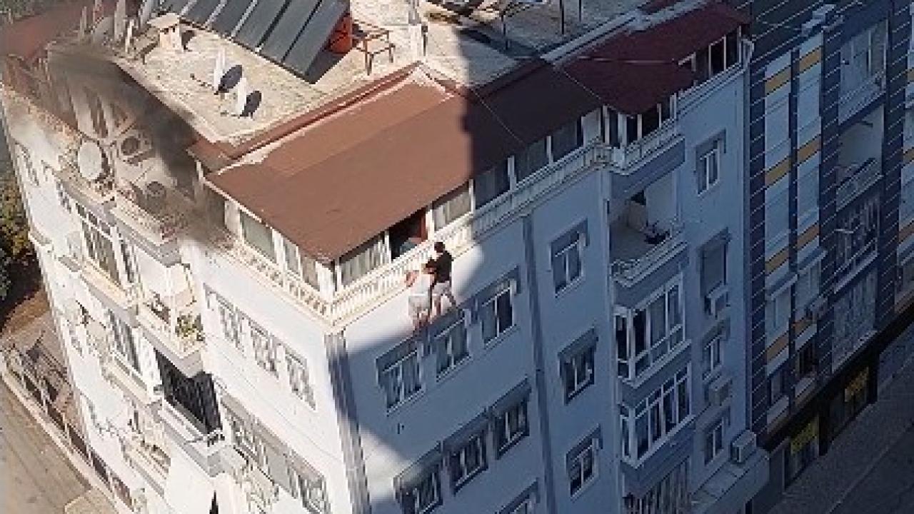 Antalya'da Apartman Yangını: İki Kişi İtfaiye Tarafından Kurtarıldı