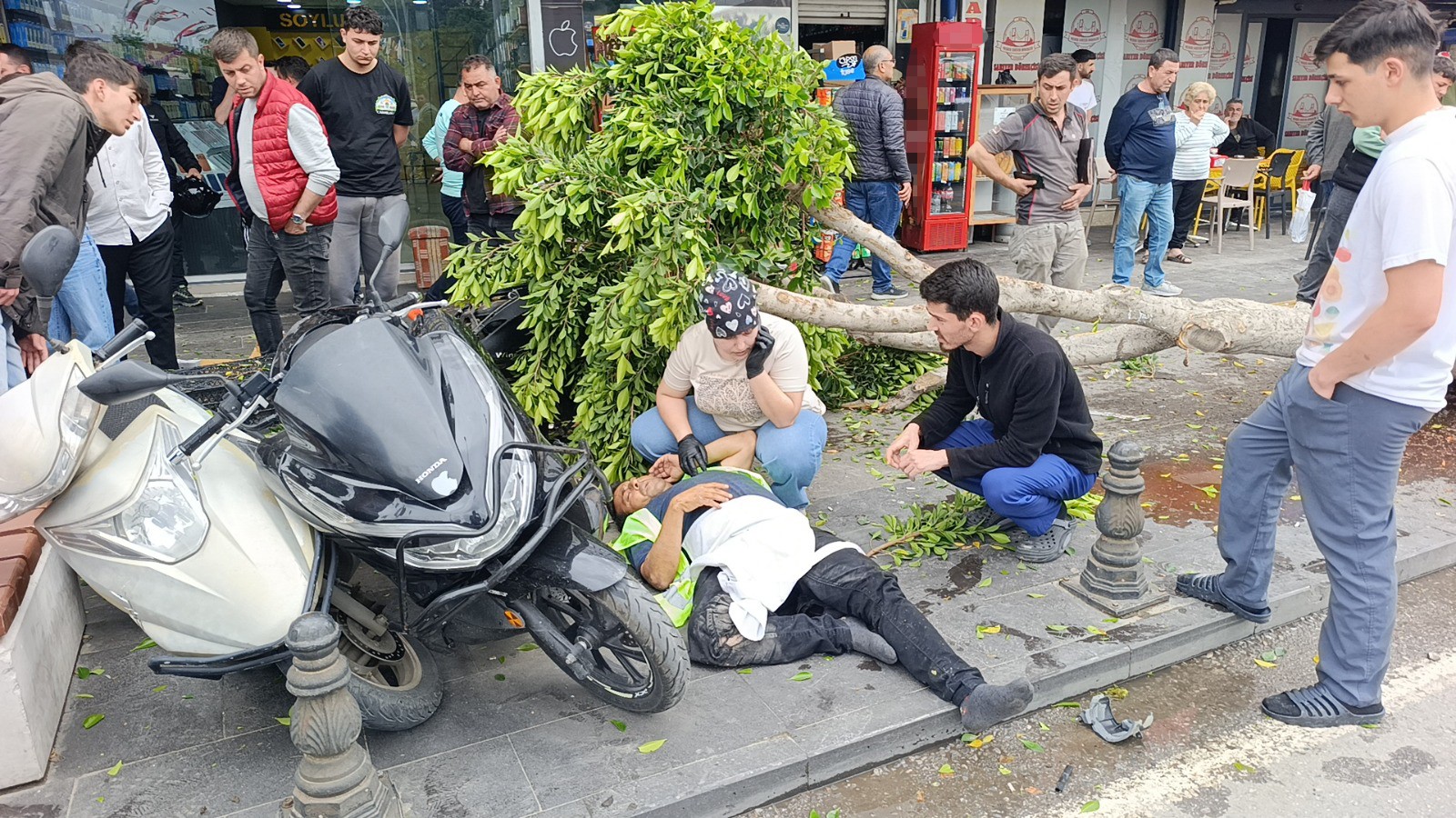 Antalya'da Kırmızı Işık Faciası! Kontrolden Çıkan Araç Ortalığı Savaş Alanına Çevirdi!