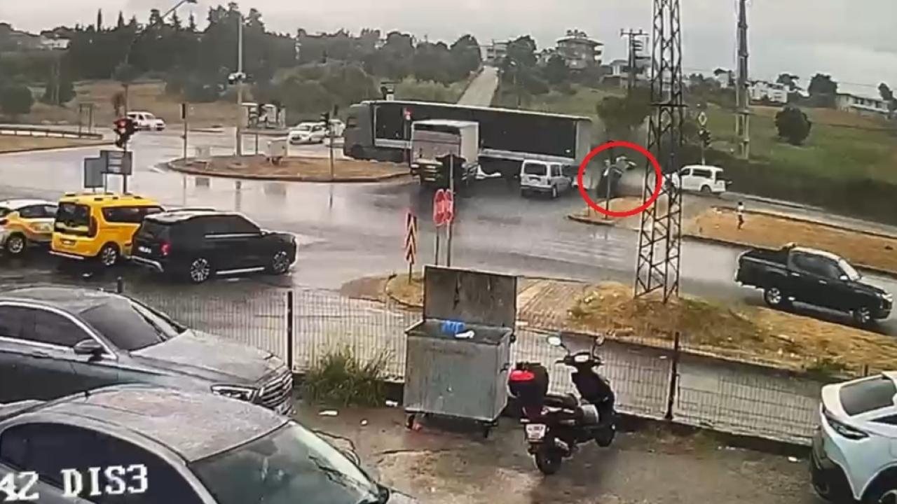 Antalya'da Trafik Kazası: Tır ile Otomobil Çarpıştı, 3 Kişi Yaralandı