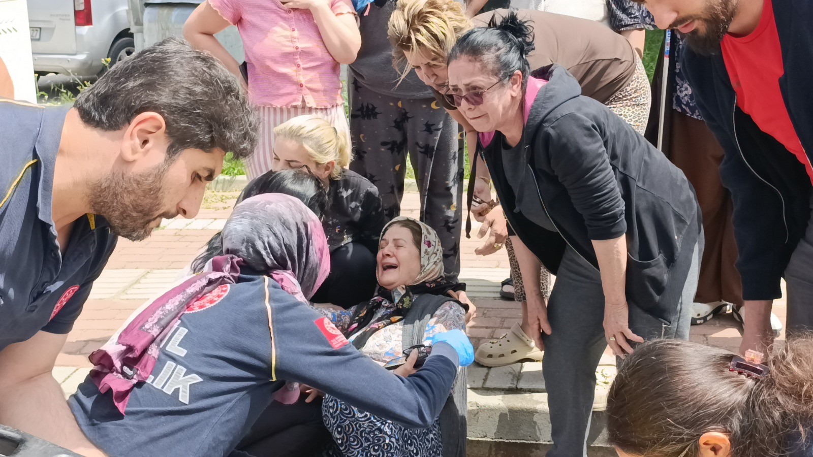 Antalya'da Yürekleri Dağlayan Anlar: Öğrenci Servisi Görme Engelli Yayaya Çarptı, Eşi Gözyaşlarına Boğuldu!