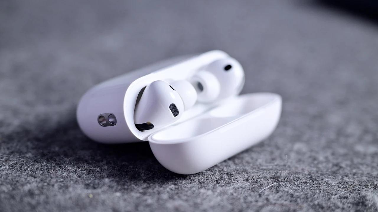Apple'dan Devrim! AirPods Pro 3'le Artık Sessizce Konuşabileceksiniz!