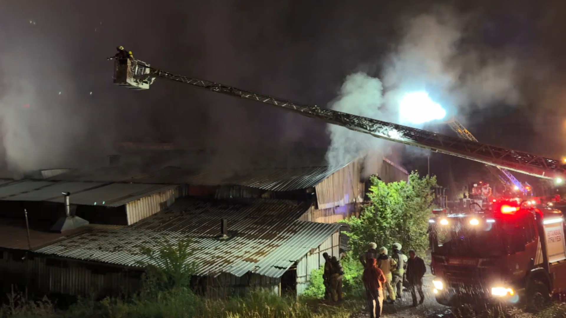 Arnavutköy'de Korkunç Alevler! Fabrika Yangını Geceyi Aydınlattı