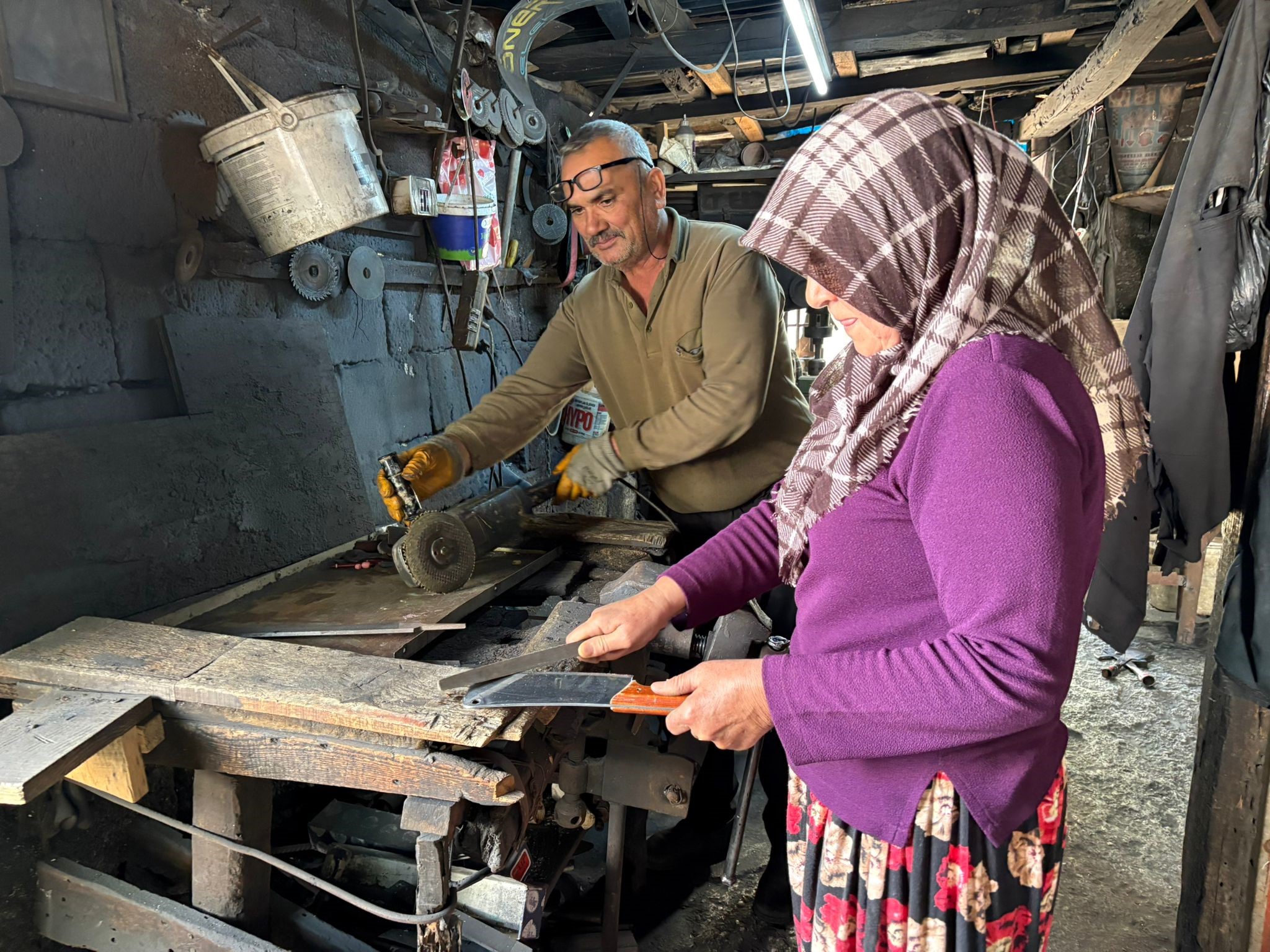 Aşkın ve Emeğin Zaferi! Kadın, Kocasının Yanında Örsün Başına Geçti, Bayram Yoğunluğuna Omuz Verdi!
