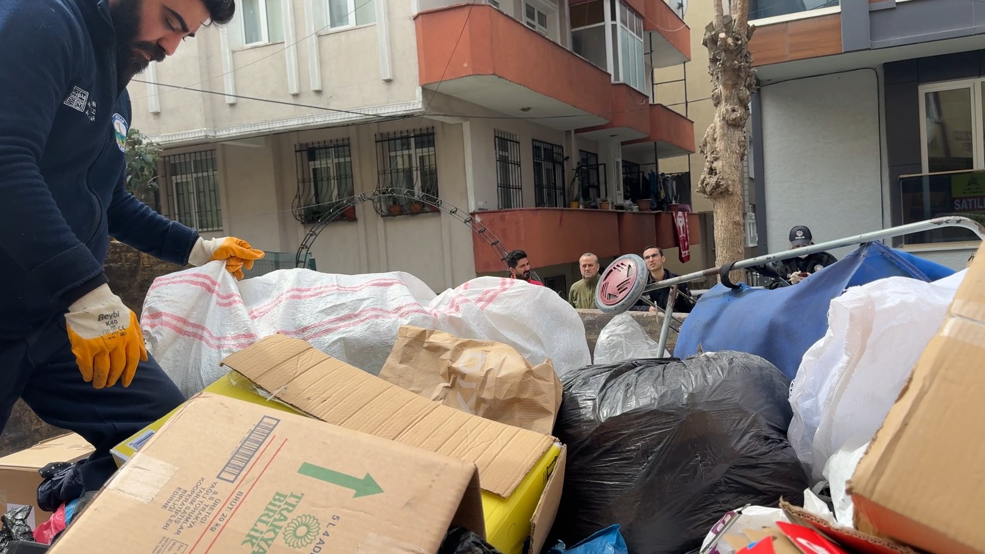 Avcılar'da Çöp Ev Dehşeti! 3 Kamyon Çöp Çıktı, Mahkeme 'Yeter' Dedi!