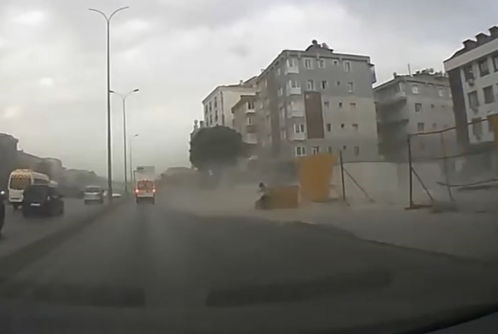 Avcılar’da Şiddetli Fırtına: İnşaat Bariyerleri Yola Savruldu