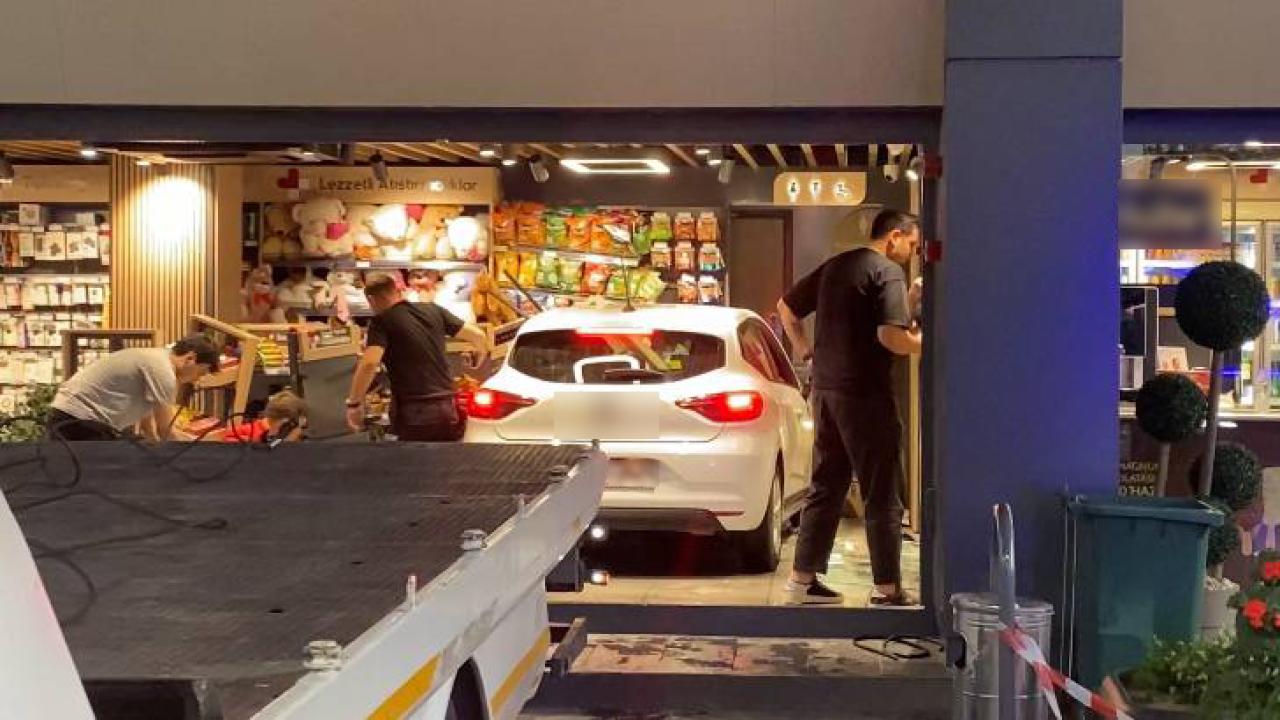Bağcılar'da Trafik Kazası: Kontrolden Çıkan Otomobil Markete Girdi