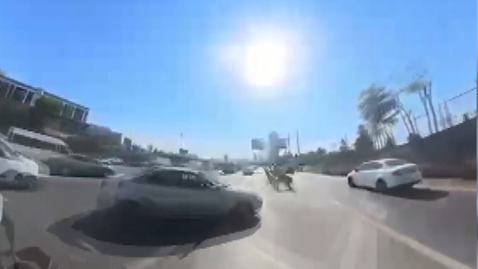 Bağcılar'da Trafikte Tehlikeli Hamle: Otomobil Motosiklete Çarptı