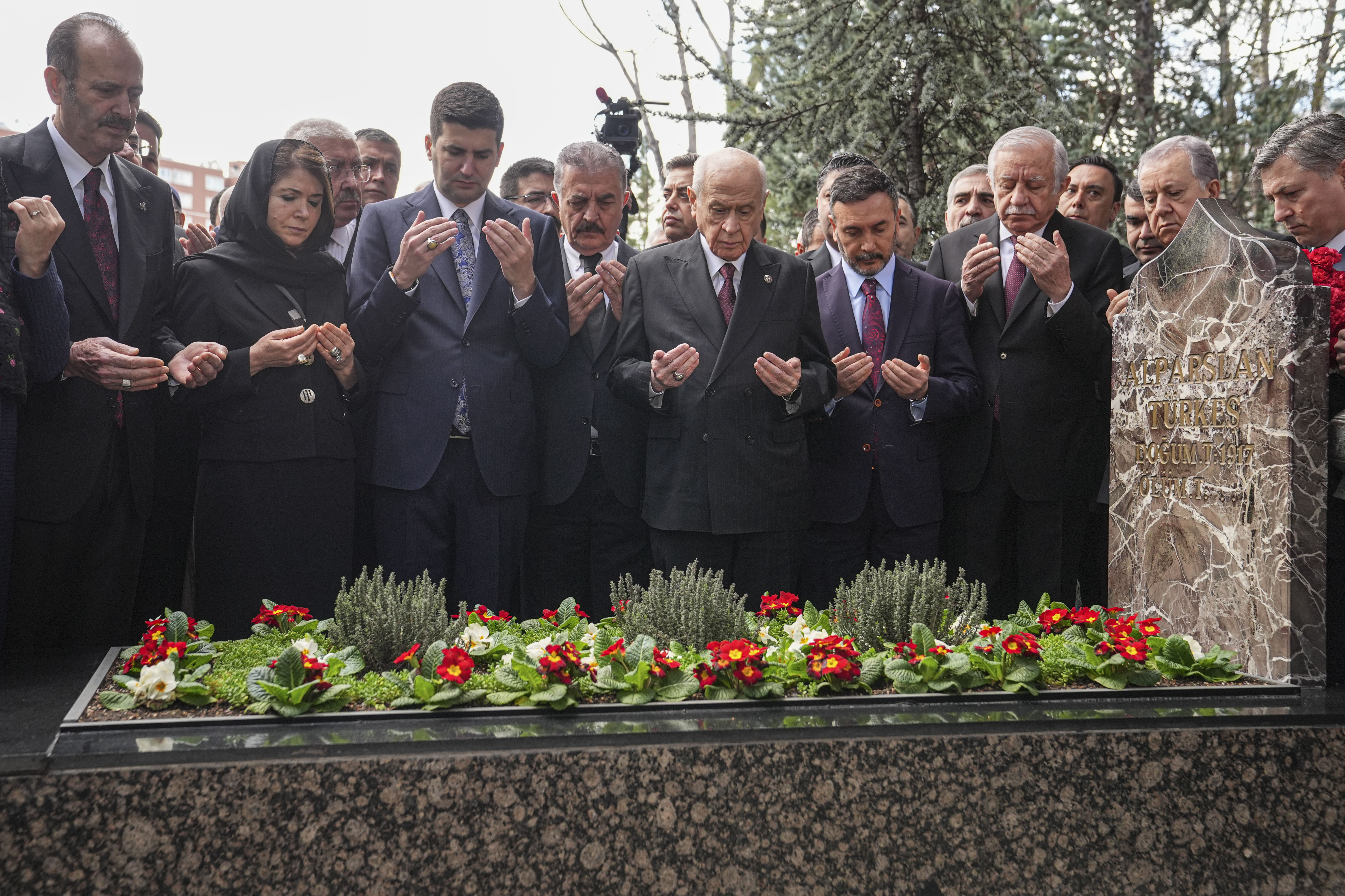 Bahçeli'den Duygu Dolu Anma: Türkeş'in Kabri Başında Gözler Doldu!