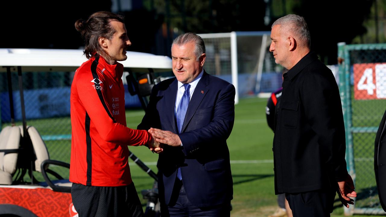 Bakan Bak'tan Milli Futbolculara Moral Ziyareti! Dünya Kupası Yolunda Motivasyon Deposu