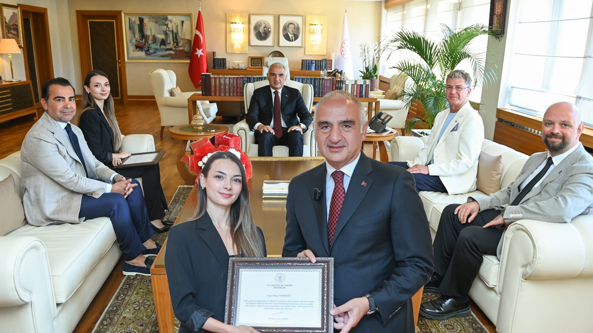 Bakan Ersoy'dan Kültür Sanat Dünyasına Destek: Bolşoy Başarısına Plaket
