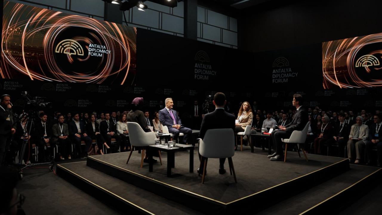 Bakan Fidan'dan Gençlere Diplomasi Dersi! Antalya'da Tarihi Buluşma
