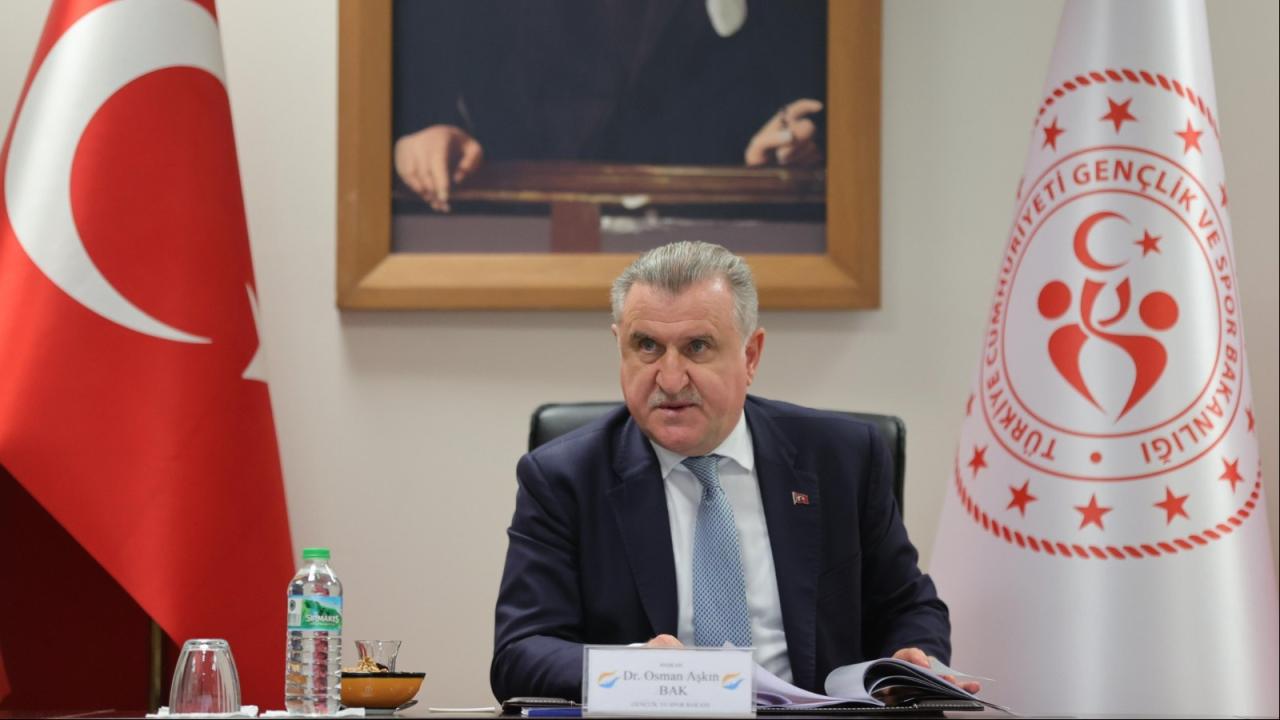 Bakan Osman Aşkın Bak'tan Forma Tepkisi: Çocukların Kalbi Her Şeyden Önemli