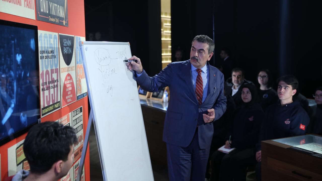Bakan Tekin'den Tarihi Ders: O Günleri Unutmayın! Liseliler Şaşkın...