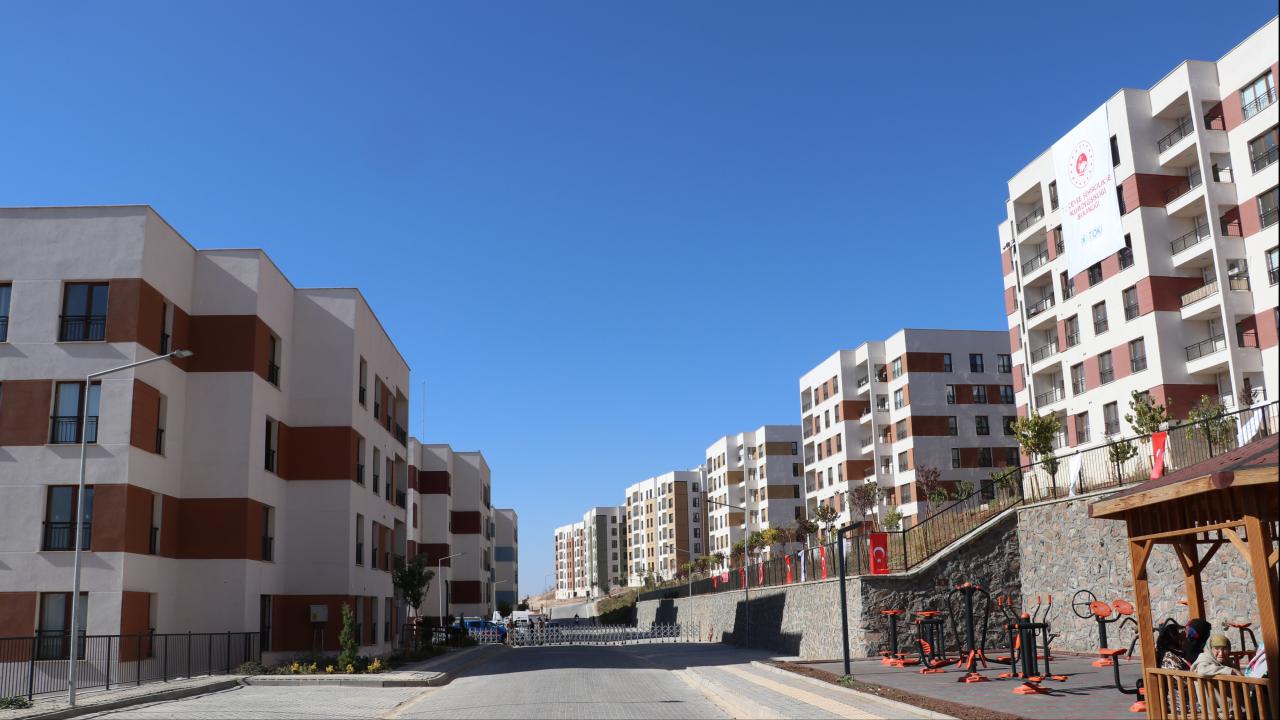 Balıkesir'de Deprem Konutları Hak Sahiplerine Teslim Ediliyor