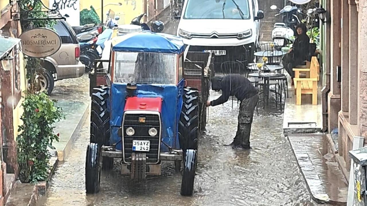 Balıkesir'de Şiddetli Yağmur Kabusu! Caddeler Venedik'e Döndü, Sürücüler Çaresiz