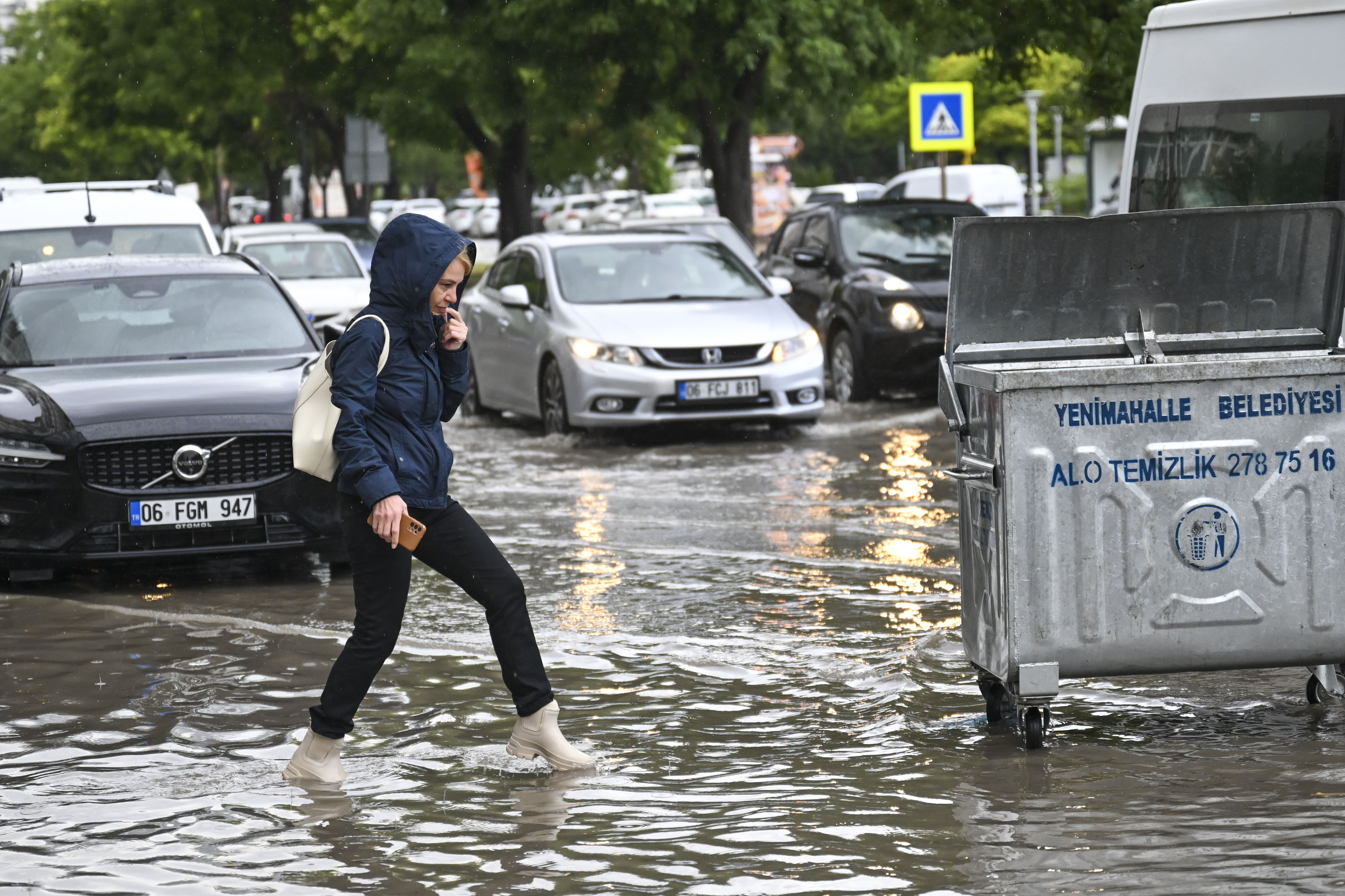 Balkanlar Üzerinden Gelen Yağışlı Hava Sistemi Büyükşehirlerde Hayatı Felç Etti