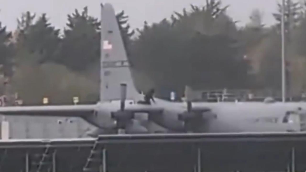 Baltalı Saldırgan Alarmı! İrlanda'da Amerikan Askeri Uçağına Şok Saldırı!