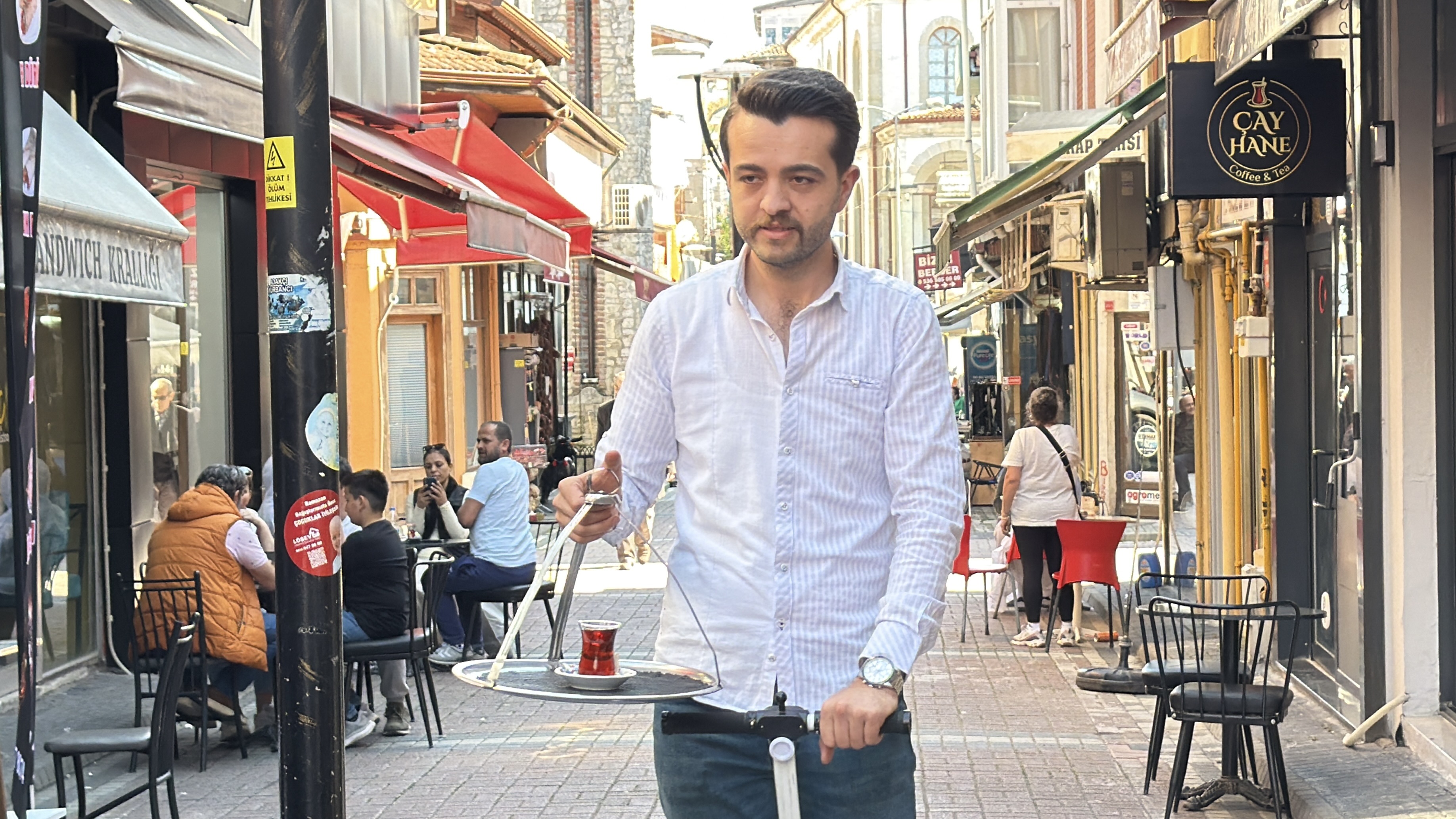 Bartın'ın 'Jet' Çaycısı! Siparişlere Yetişemeyince Bulduğu Çözüm Herkesi Şaşırttı!