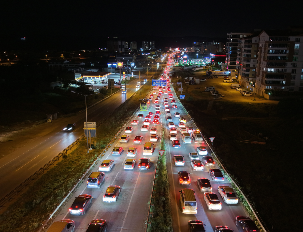 Bayram Bitti, Çile Başladı! Tatilciler İstanbul'a Akın Ediyor: Trafik Felç, Yollar Kilit!