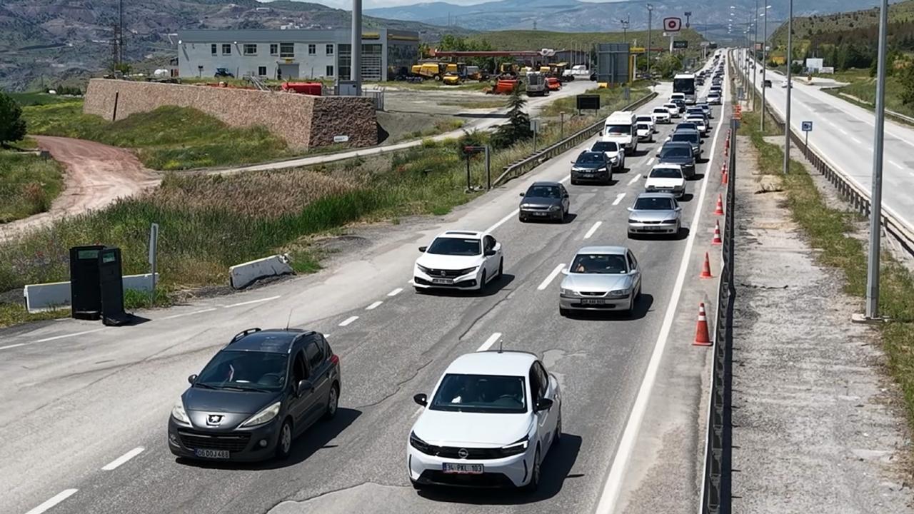 Bayram Çilesi Başladı: Kilit Kavşakta Trafik Felç! Memlekete Gidiş İşkenceye Döndü!