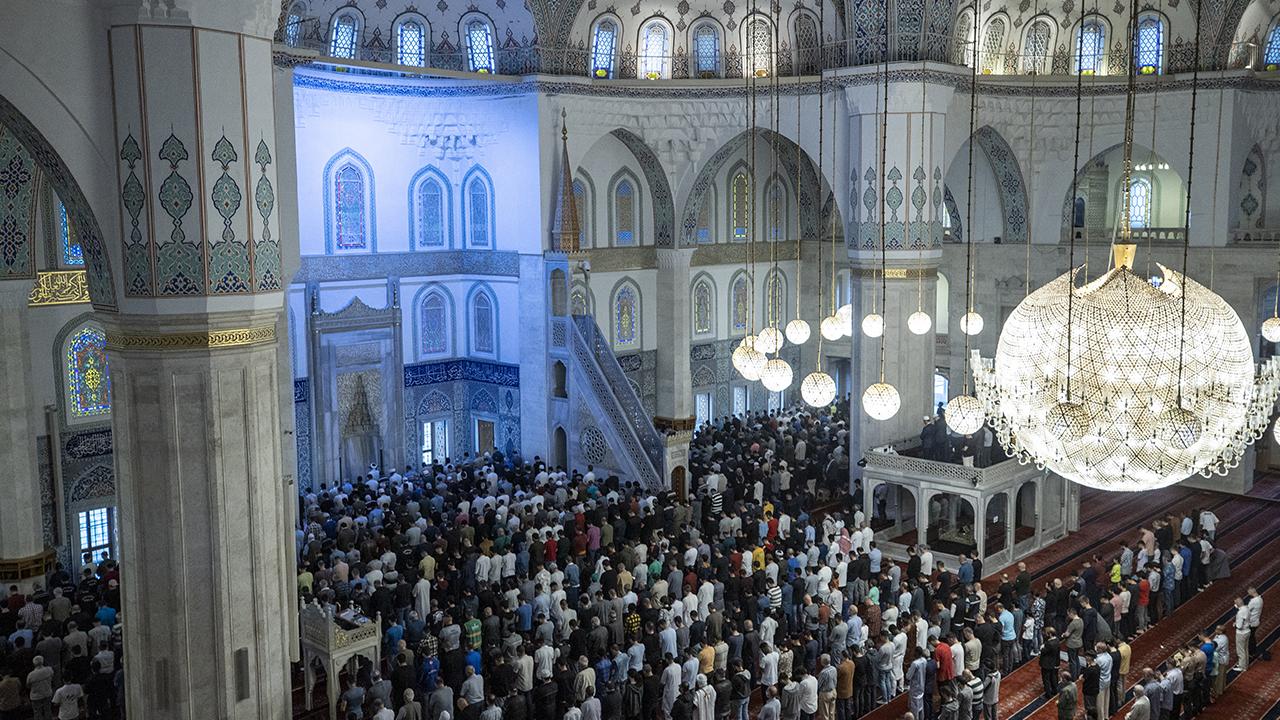 Bayram Coşkusu Başlıyor! İşte İl İl Kurban Bayramı Namazı Saatleri: Camiler Dolup Taşacak!