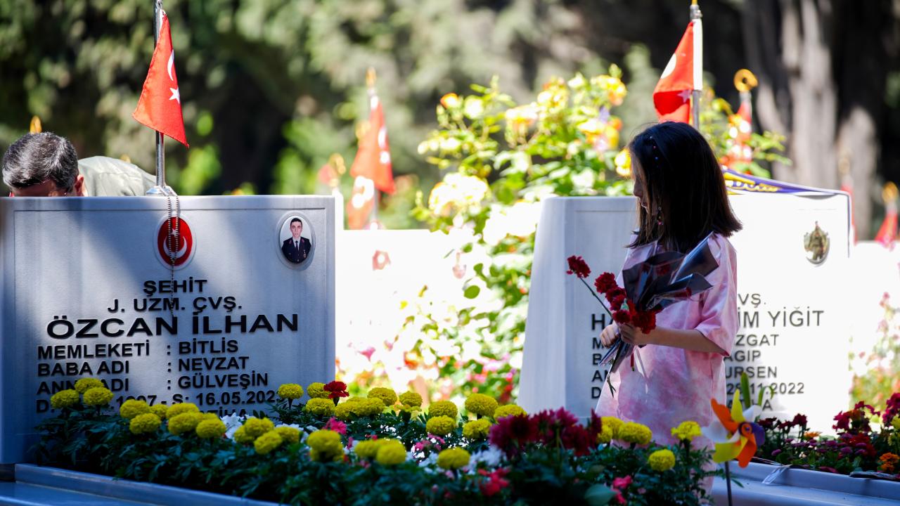 Bayram Hüznü! Şehit Aileleri Edirnekapı'da Gözyaşlarıyla Dualar Etti