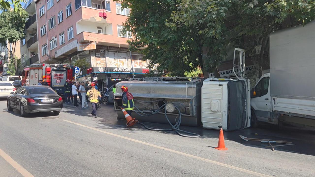 Bayrampaşa'da Trafik Kazası: Su Tankeri Devrildi, Bir Yaralı Var