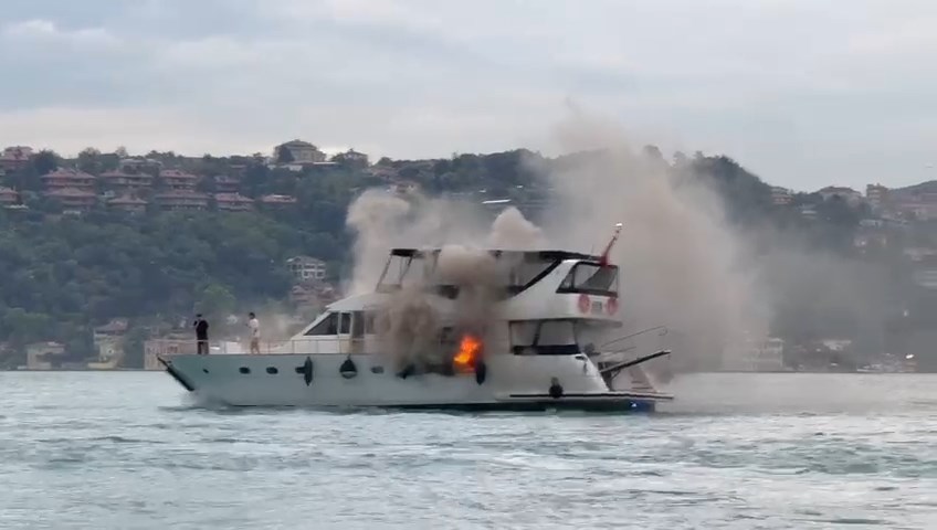 Bebek Sahili'nde Korku Dolu Anlar! Tur Teknesi Alevlere Teslim Oldu